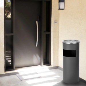 Grauer Svita Standaschenbecher mit 30L Mülleimer vor einer Haustür. Ideal für Eingangsbereich, Terrasse oder Garten.