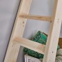 Helle Raumspartreppe aus Fichtenholz mit breiten, stabilen Stufen, ideal als Hochbettleiter für Innenbereiche.