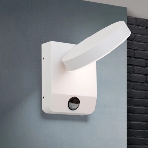 Weiße LED Außenwandleuchte mit schwenkbarem Kopf und Sensor, montiert an grauer Wand. Modernes Design für warmweißes Licht.