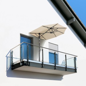 Rechteckiger, naturfarbener Schneider Balkonschirm 150x150 cm mit Kurbel auf einem Balkon.