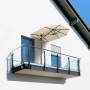 Rechteckiger, naturfarbener Schneider Balkonschirm 150x150 cm mit Kurbel auf einem Balkon.
