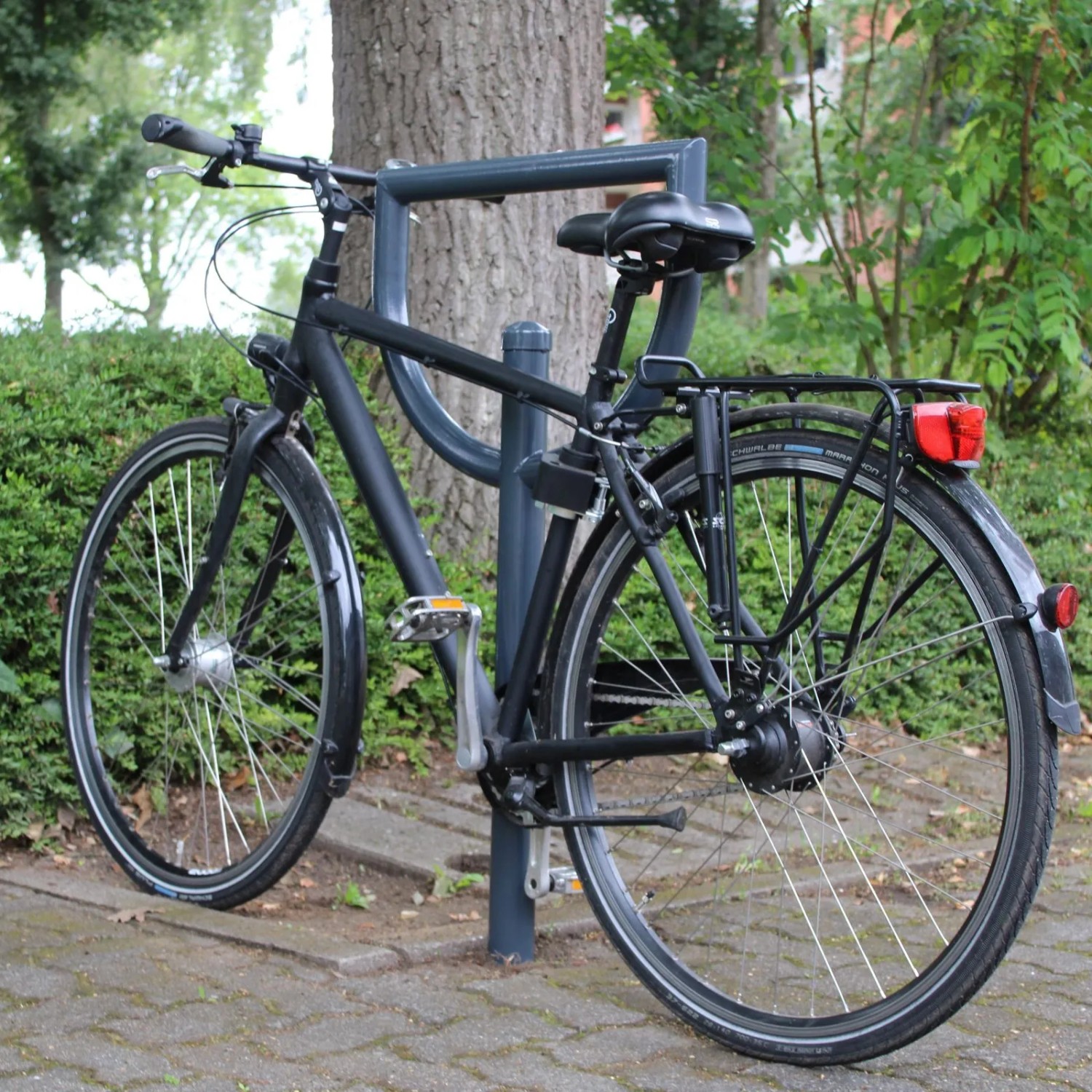 TRUTZHOLM Fahrradanlehnbügel, Stahl, anthrazit, 118x56cm, zum Einbetonieren, mit Fahrrad