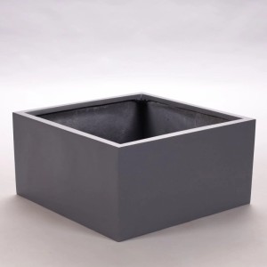 Niedriger, quadratischer Pflanzkübel aus Fiberglas in Anthrazit-Metallic. Ideal für Garten, Terrasse und Innenbereich.