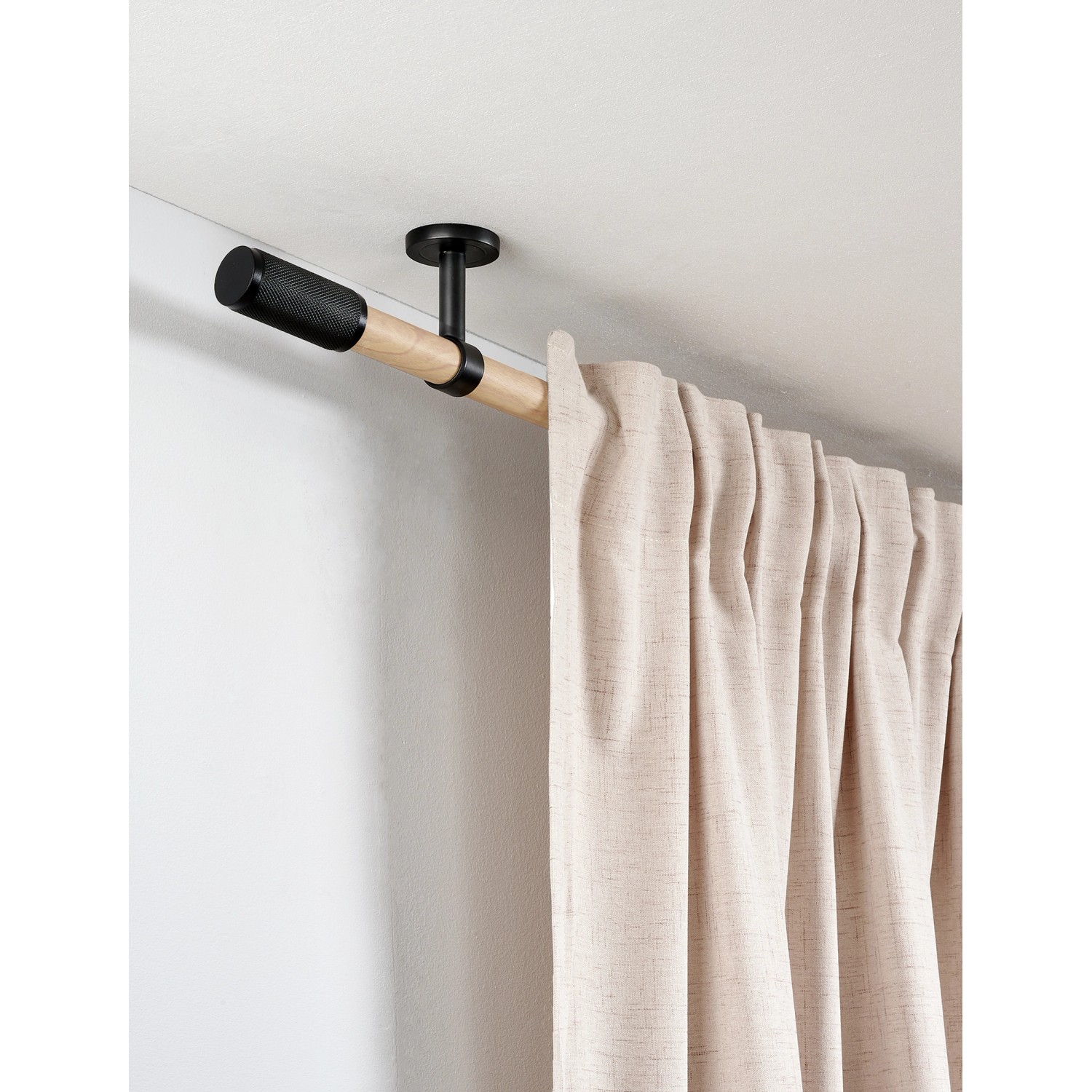 Gardinia Träger Denver, geschlossen, für 25mm Stange, 7,5cm, schwarz matt, mit Vorhang.