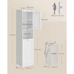 Weißer Songmics Badezimmerschrank mit offenem Fach und Wäschesammler.