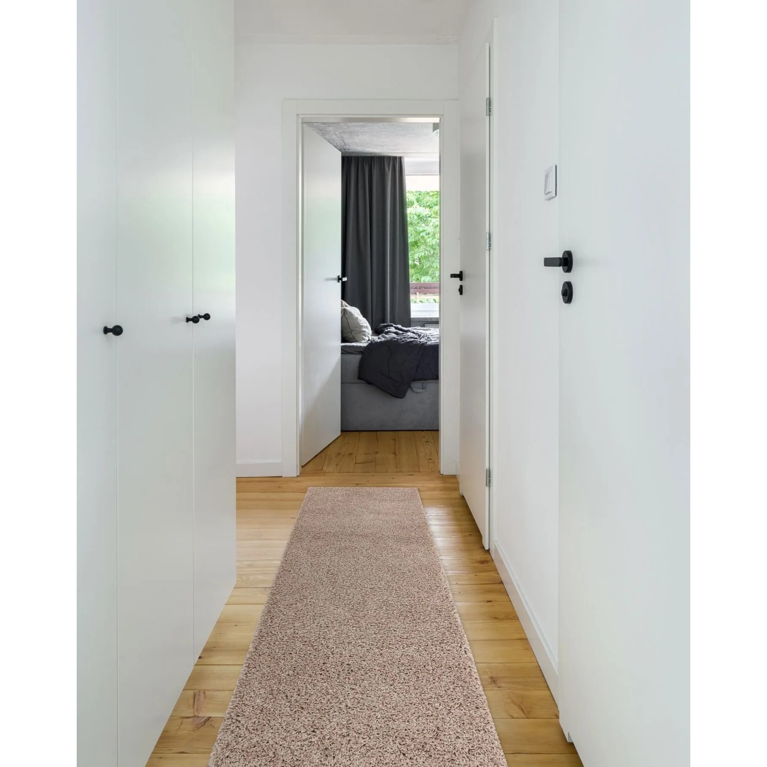 Beiger RugsX Soffi Shaggy Teppichläufer im Flur. Flauschiger Polypropylen Teppich, ideal für Wohnzimmer, Schlafzimmer.