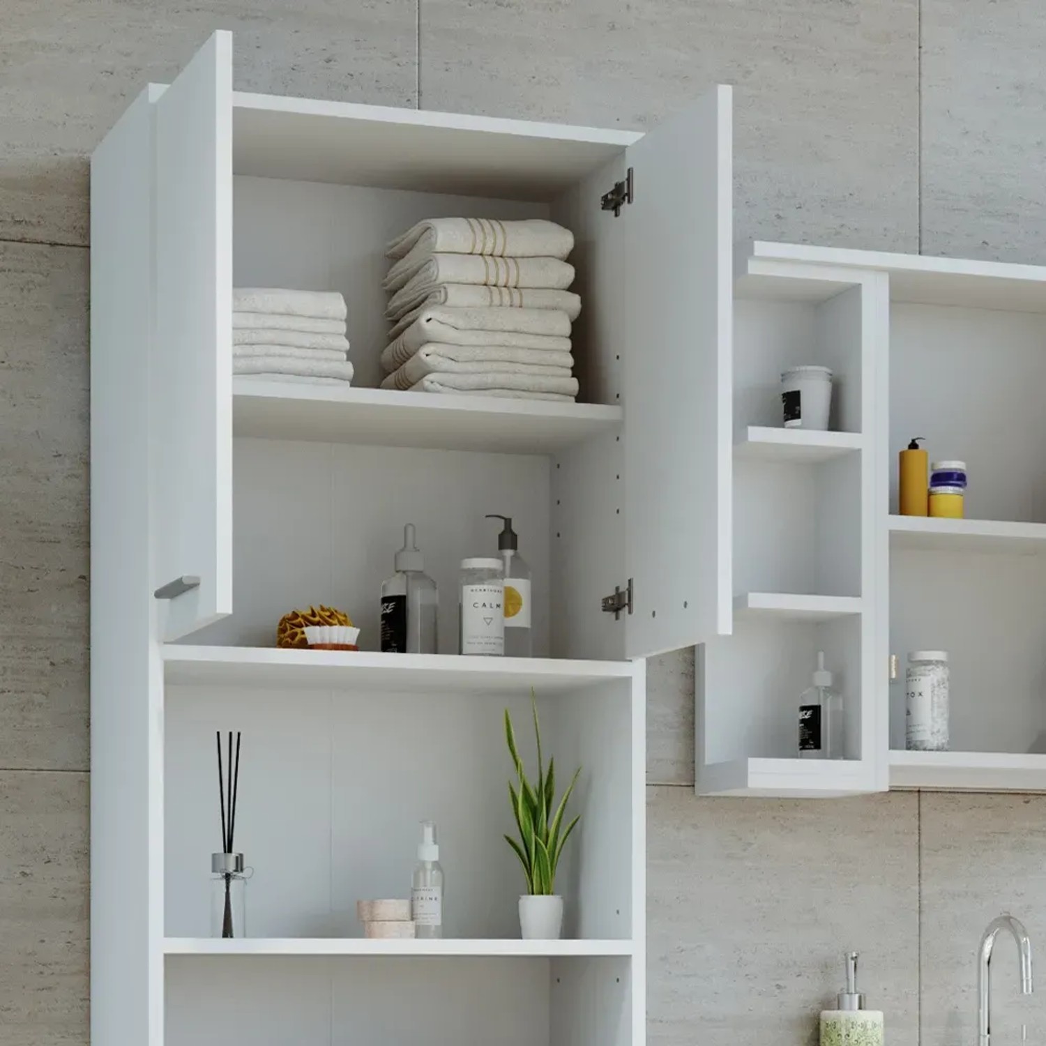 Vicco Badschrank Maris, weiß, 56x190 cm, mit offenen Fächern und Handtüchern im Badezimmer.