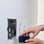 Hände setzen blauen Geberit DuoFresh Stick Einschub in weiße Sigma WC-Drückerplatte für UP-Spülkasten ein.