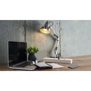 Ledvance Smart Home Steckdosenleiste mit USB-Anschlüssen auf einem Schreibtisch mit Lampe und Laptop.