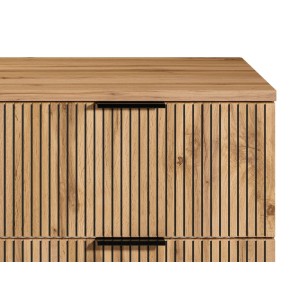 Waschbeckenunterschrank Madela, helles Holz mit vertikaler Streifenoptik und schwarzen Griffen, 140 cm.