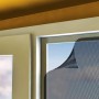 Transparentes Doppelklettband (5,6 m) zur Befestigung von Insektenschutzrahmen am Fenster.