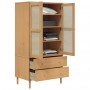 Brauner Kleiderschrank SENJA mit Rattan-Optik, Kiefernholz, offene Türen und Schubladen.