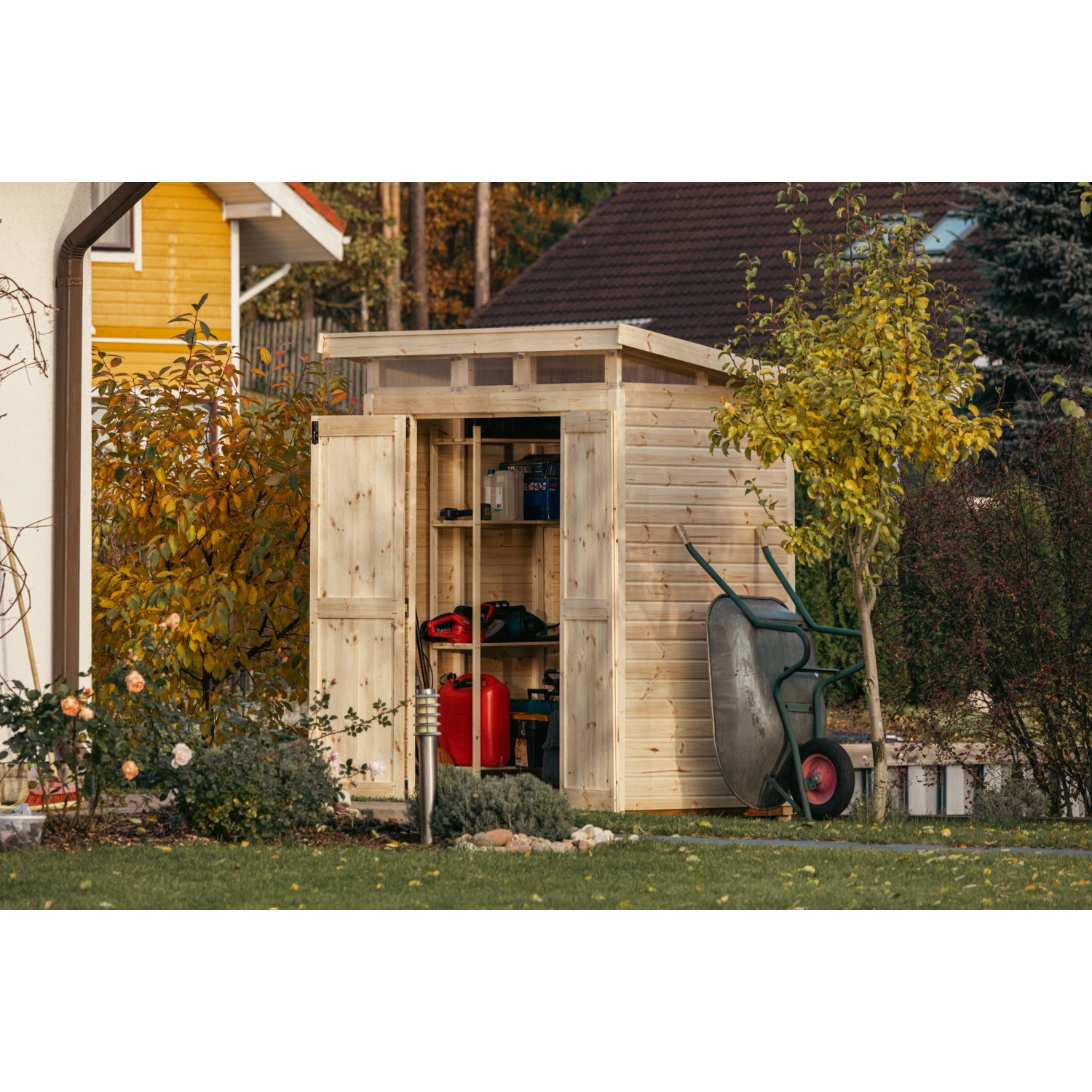 Upyard Gartenhaus Strongbox M aus Holz mit geöffneten Türen und Fundament im Garten.