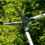 Gardena TeleCut Teleskop-Heckenschere beim Heckenschnitt. Hand-Heckenschere mit ausziehbaren Griffen.