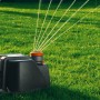 Gardena Comfort Vielflächenregner AquaContour im Einsatz auf Rasenfläche. Bewässerung im Garten.