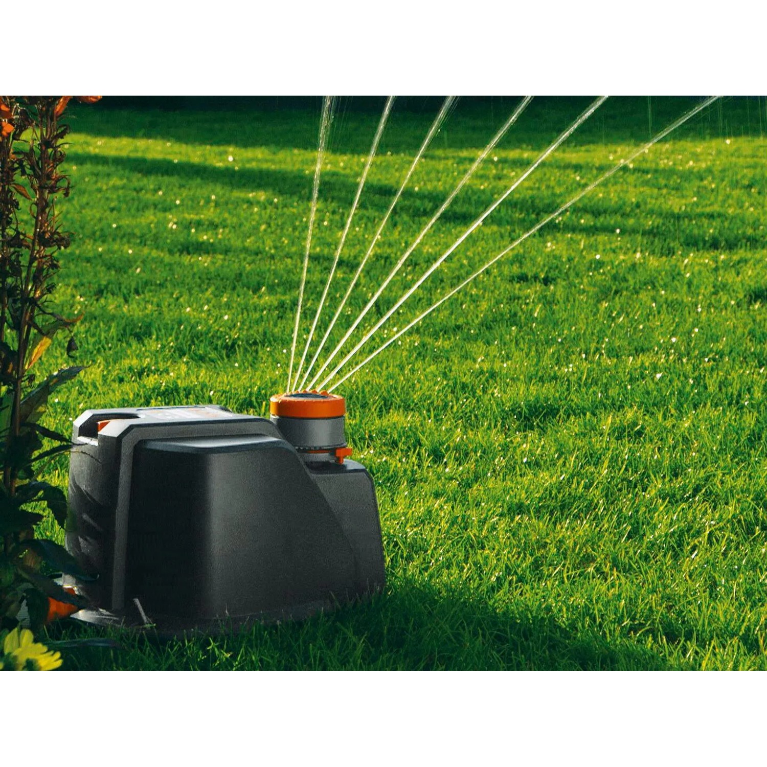 Gardena Comfort Vielflächenregner AquaContour im Einsatz auf Rasenfläche. Bewässerung im Garten.