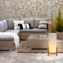 Näve LED-Akkutischleuchte Madita, Design-Tischlampe mit Holzfuß und weißem Schirm im Outdoor-Bereich.