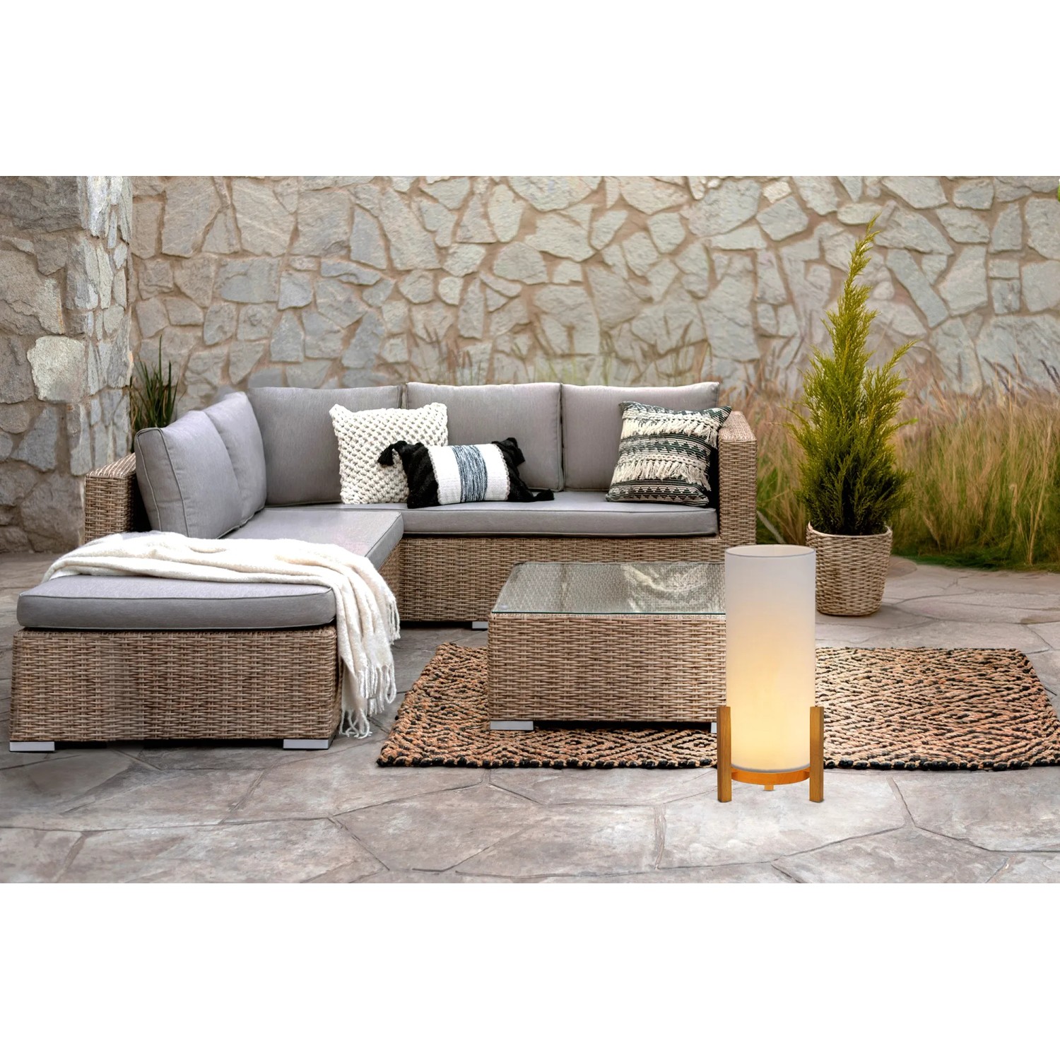 Näve LED-Akkutischleuchte Madita, Design-Tischlampe mit Holzfuß und weißem Schirm im Outdoor-Bereich.