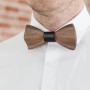 HMF Holzfliege aus Walnussholz mit schwarzem Kunstleder, elegant auf weißem Hemd getragen. Handarbeit für Männer.