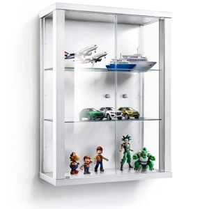 Weiße Hängevitrine mit Glastüren und Glasböden, ideal zur Wandmontage für Sammlerstücke.