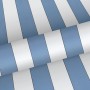 Sanders & Sanders Tapete mit blau-weißen Streifen, gerollt. Dekorative Wandgestaltung.