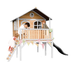 Axi Spielhaus Sophie mit Rutsche, braun/weiß, mit Kindern beim Spielen. FSC®-zertifiziertes Holz.