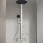 Ideal Standard Duschsystem mit Kopf- und Handbrause in Silber, inklusive Ablagen.