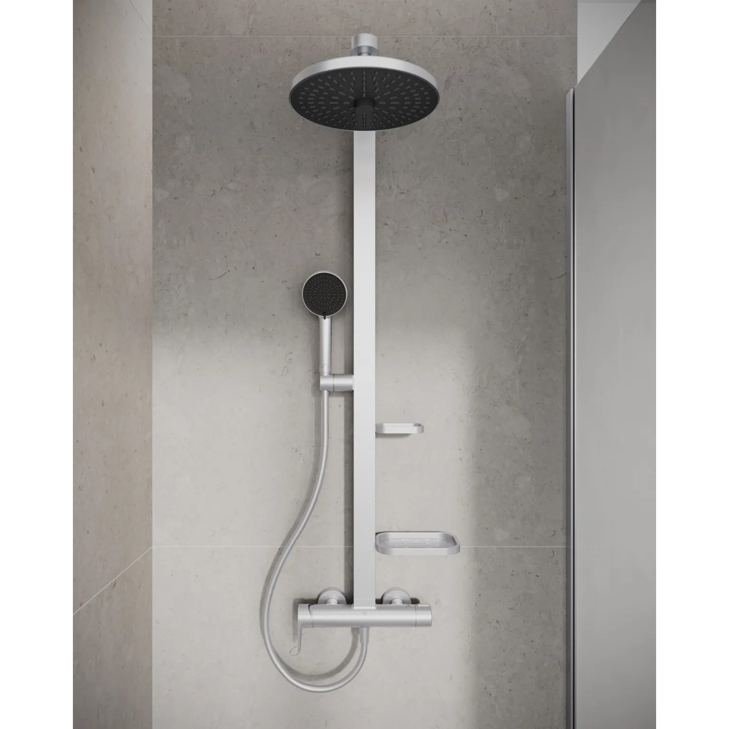Ideal Standard Duschsystem mit Kopf- und Handbrause in Silber, inklusive Ablagen.