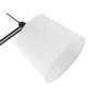 Moderne Lucande Stehlampe Caelia in Schwarz mit weißem Stoffschirm für Wohnzimmer.