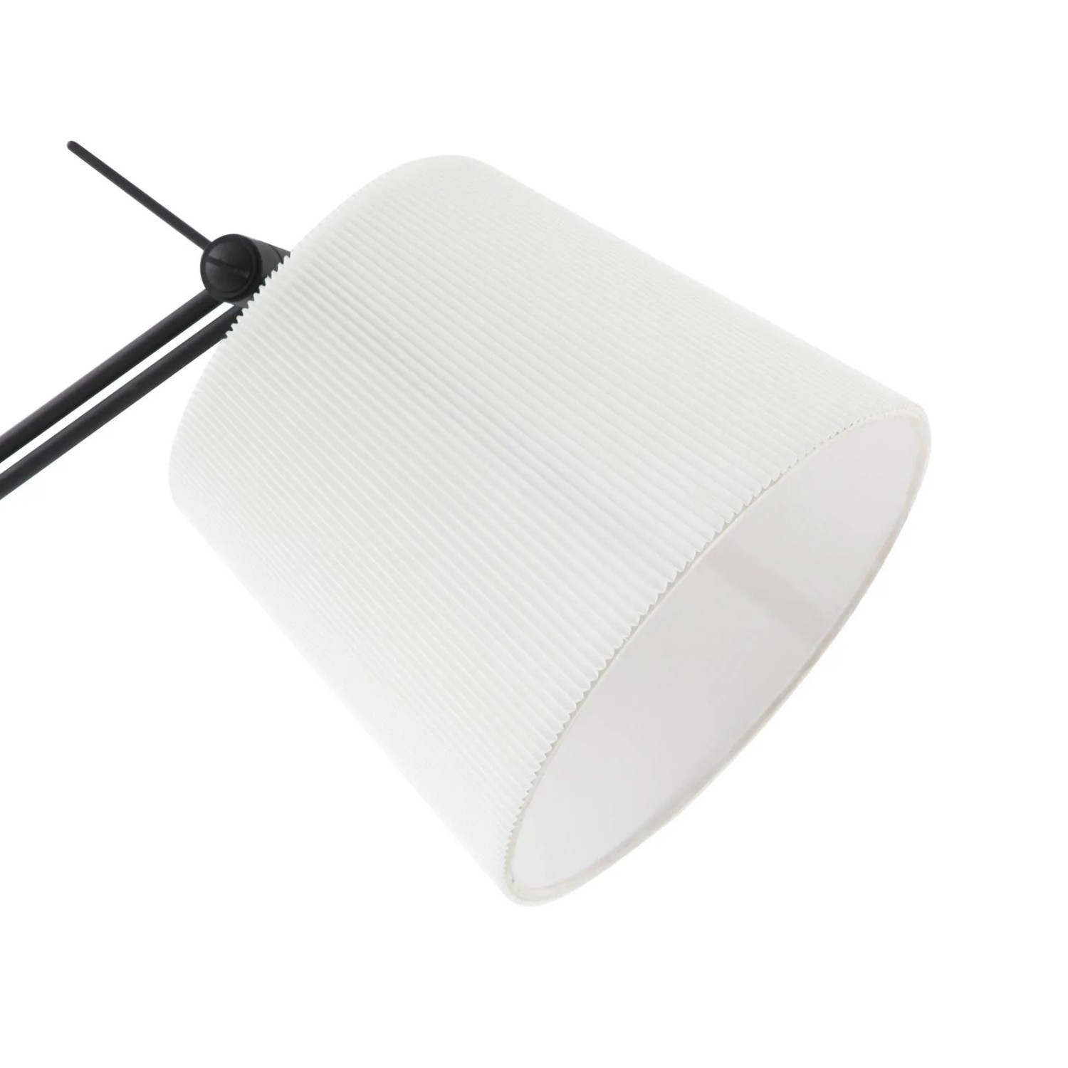 Moderne Lucande Stehlampe Caelia in Schwarz mit weißem Stoffschirm für Wohnzimmer.