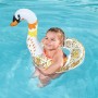Kind mit glitzerndem Bestway Schwimmring (Schwan) im Pool.