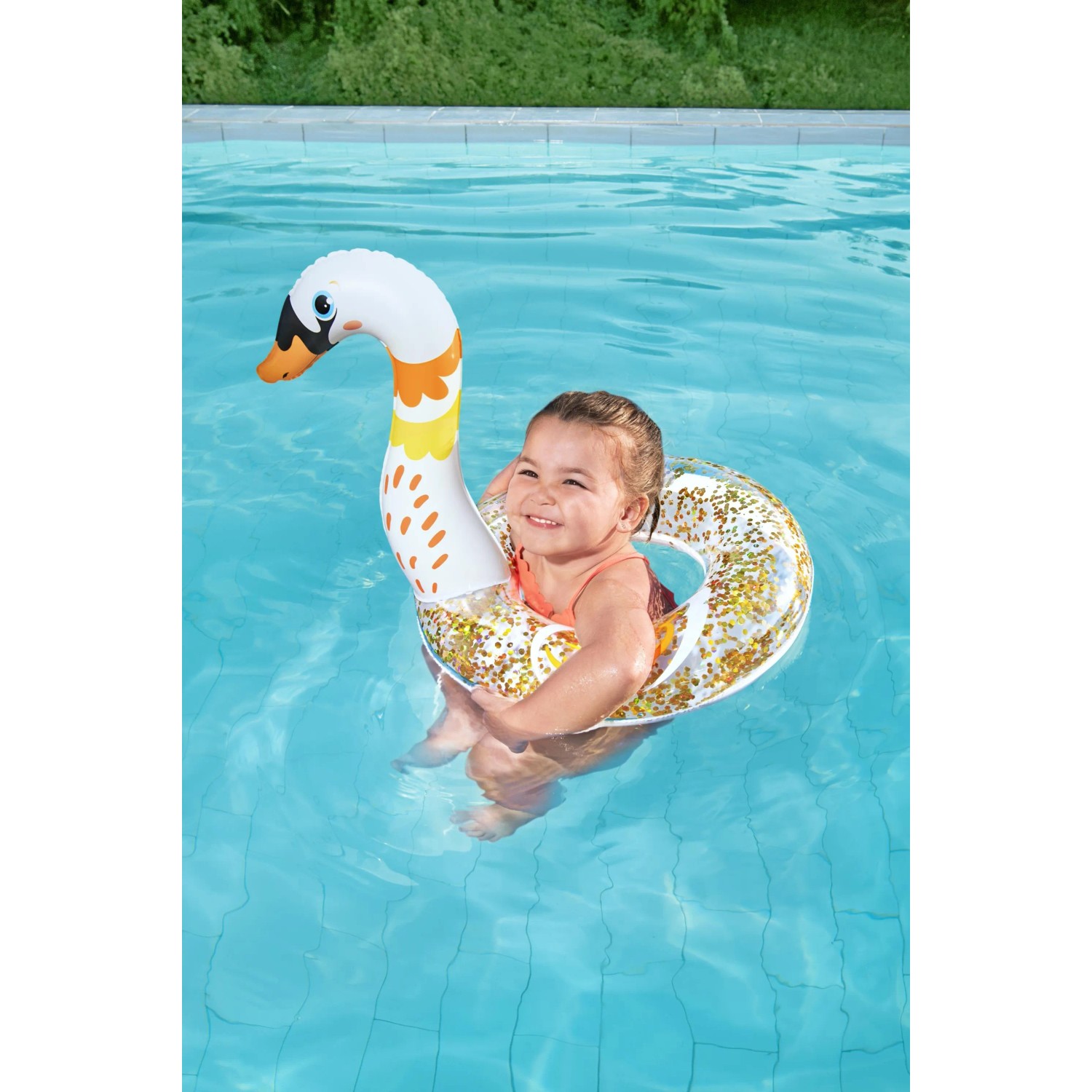 Kind mit glitzerndem Bestway Schwimmring (Schwan) im Pool.