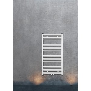 Weißer, wasserführender Badheizkörper Koblenz, 60x120 cm, an grauer Wand.