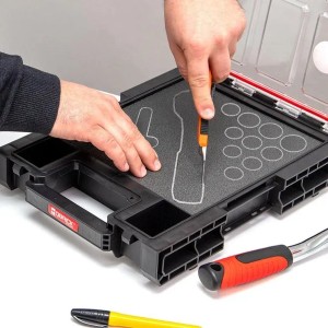 Schwarzer PROREGAL QBRICK Sortimentskasten One M mit Schaumstoffeinlage und Werkzeug zur Anpassung.