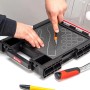 Schwarzer PROREGAL QBRICK Sortimentskasten One M mit Schaumstoffeinlage und Werkzeug zur Anpassung.