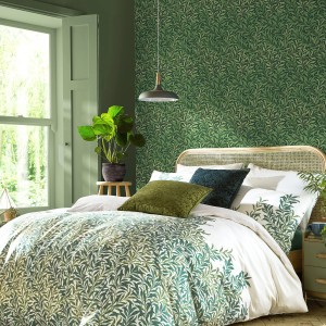 Grüne William Morris Vliestapete Willow Bough im Schlafzimmer mit passender Bettwäsche.