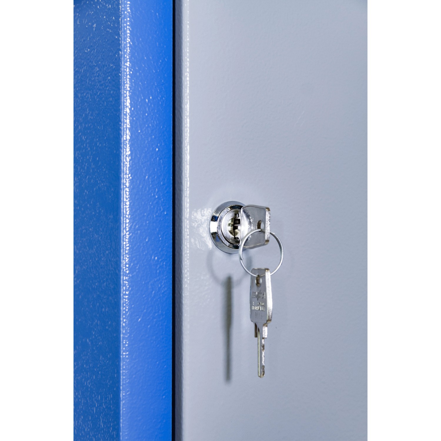 Detailaufnahme: Güde Schließfachsäule mit Schlüssel im Schloss. Werkzeugschrank mit blauer Tür.