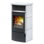 Accente Turin Kaminofen, Sandstein grau, 6 kW, mit Automatik und brennendem Holz im Feuerraum.