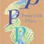 Komar Wandbild ABC Animal P: Buchstaben P mit Pfauen-Illustrationen in Blau- und Grüntönen.