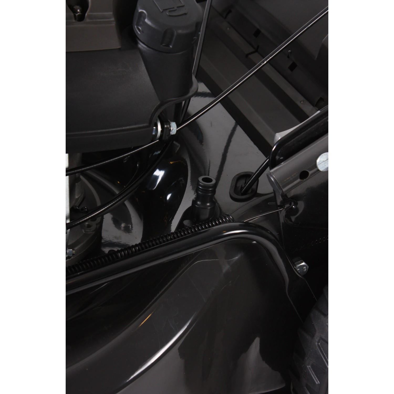 Detailaufnahme des Texas Benzin-Rasenmähers Premium 5370TR-WE, Fokus auf Motordetails.