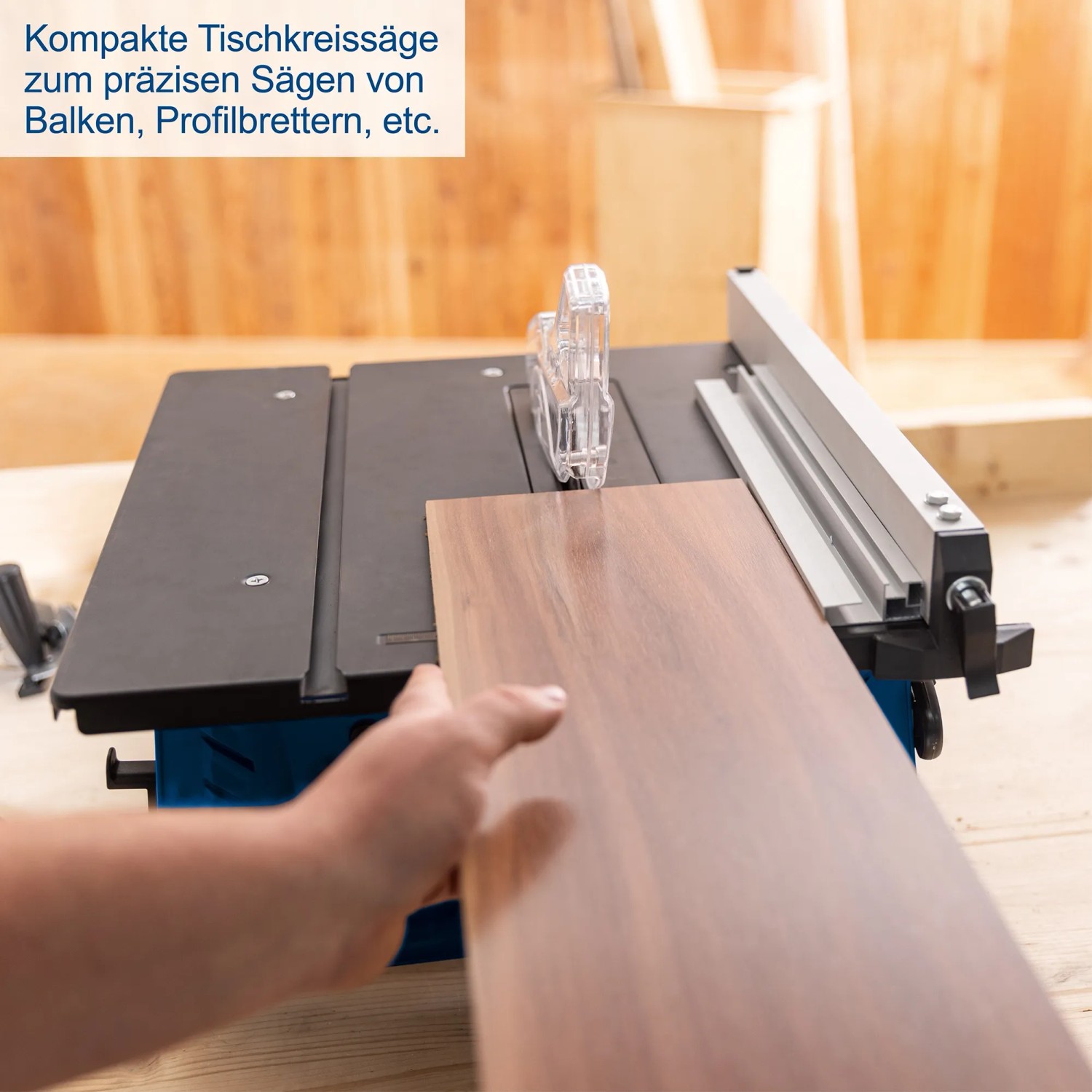 Scheppach HS210 Tischkreissäge beim Sägen eines Holzbretts.