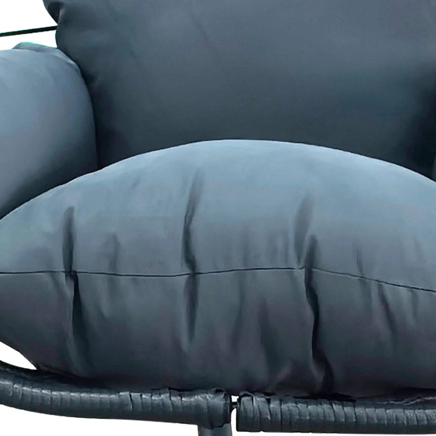 Detailaufnahme: Grauer Svita Shelly Hängesessel mit Kissen und Polyrattan-Korb.
