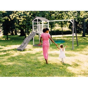 Axi Beach Tower Spielturm mit Nestschaukel und Rutsche im Garten mit Kind.
