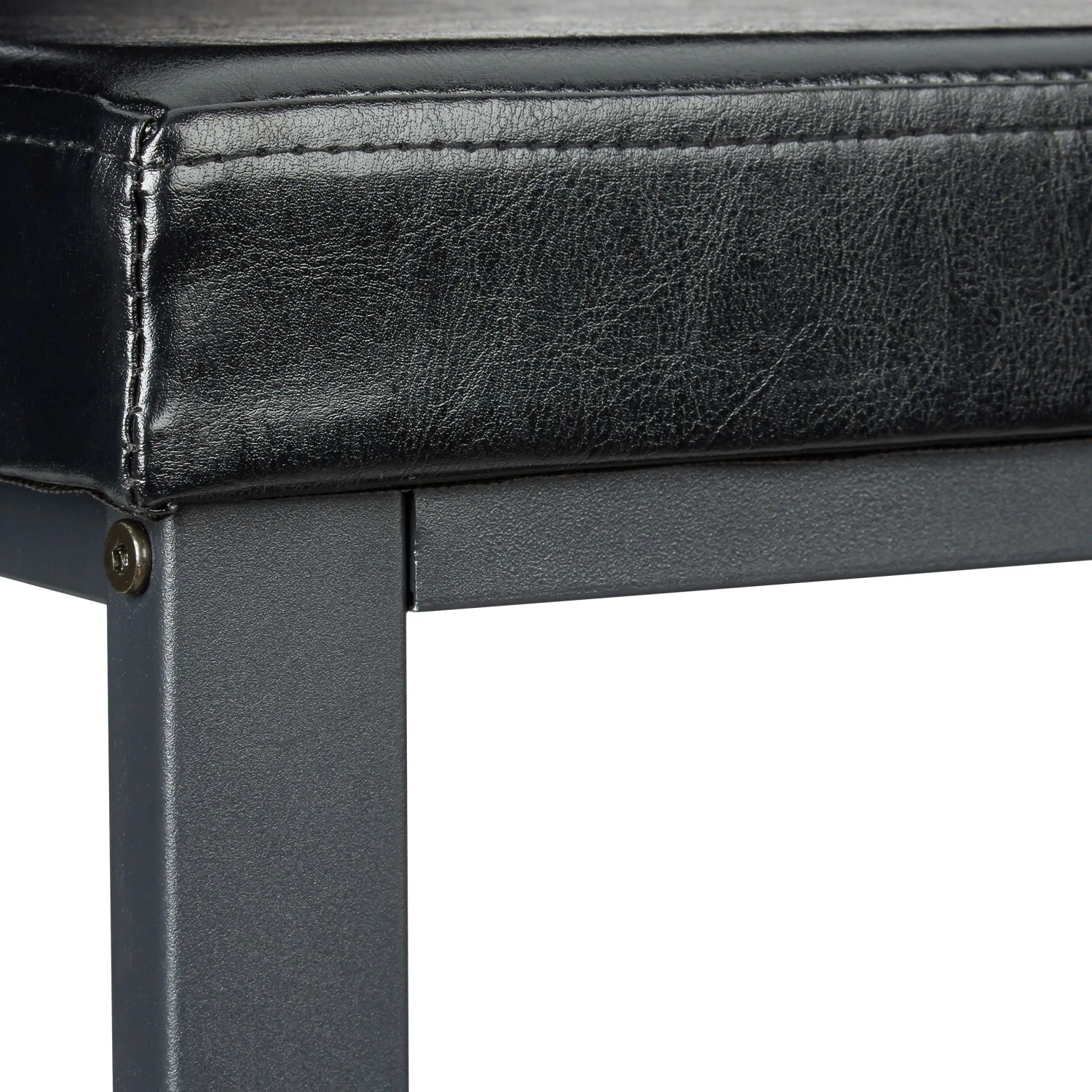 Detailansicht der schwarzen gepolsterten Sitzfläche aus Kunstleder und des schwarzen Metallgestells der Schuhbank.