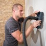 Wolfcraft Absaugsystem HSD 68/100 im Einsatz: Staubfreies Bohren mit Absaugvorrichtung an der Wand.