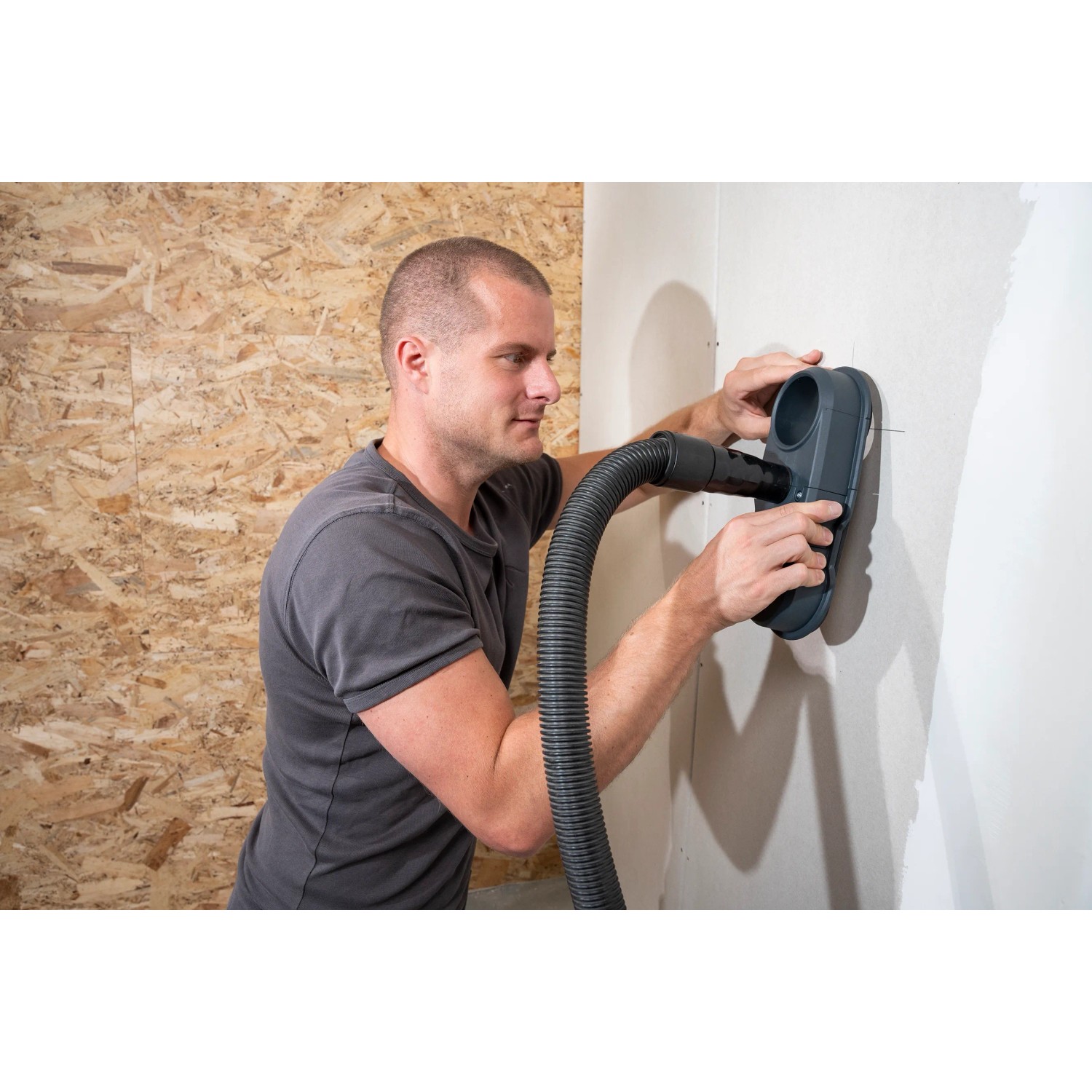 Wolfcraft Absaugsystem HSD 68/100 im Einsatz: Staubfreies Bohren mit Absaugvorrichtung an der Wand.