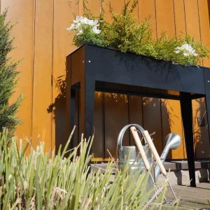 Anthrazitfarbenes Siena Garden Hochbeet Slim aus Metall, bepflanzt mit Blumen und Kräutern.