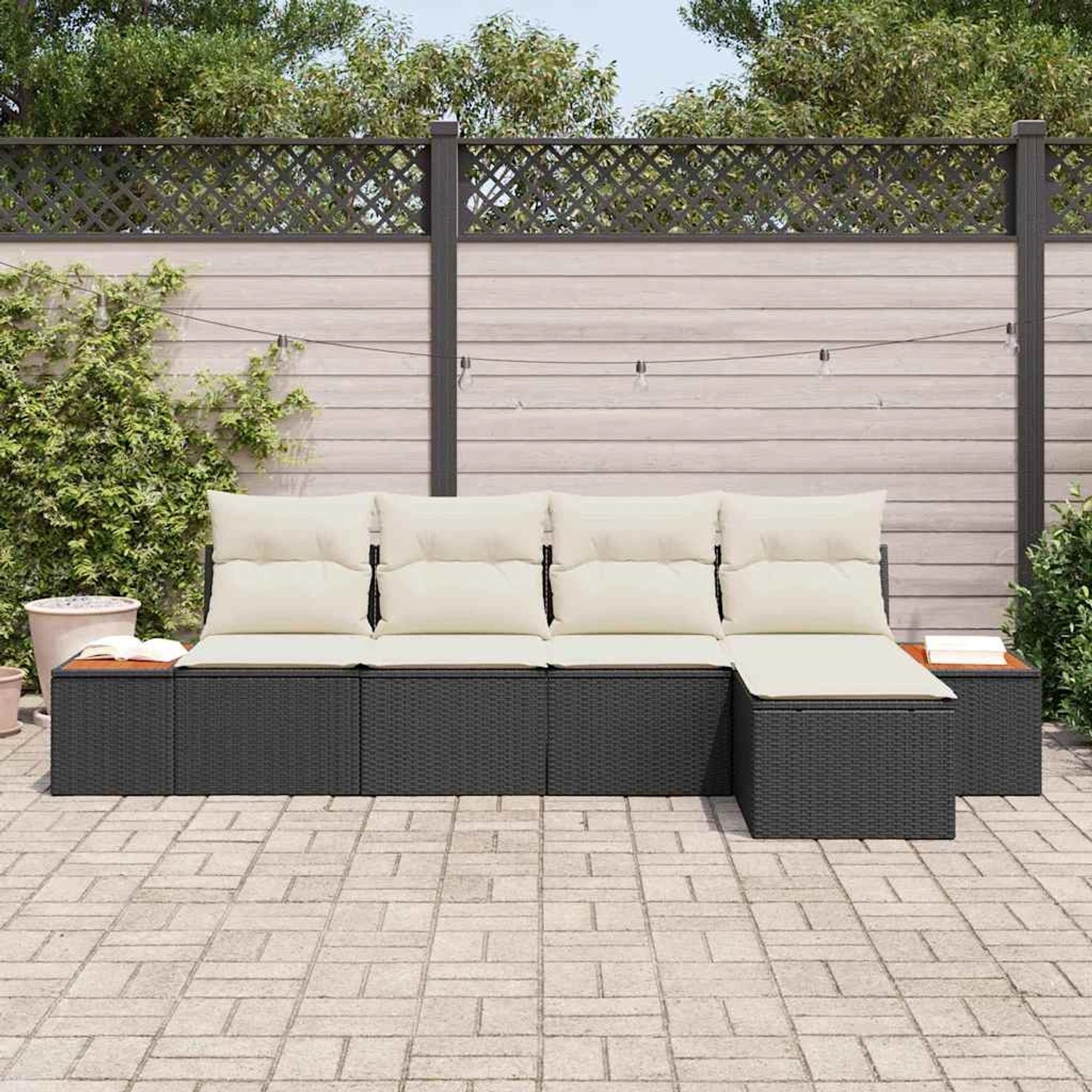 Schwarzes 5-teiliges Garten-Sofa-Set aus Poly Rattan mit Kissen.