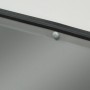 Graue Sarei Fensterbankkappe (PVC, Ø 11,5 mm) auf einer Fensterbank.
