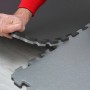 Hand verbindet schwarze und graue eyepower Fitnessmatten. 2 cm dicke, rutschfeste EVA-Schaum Puzzlematte für Sport & Bodenschutz.